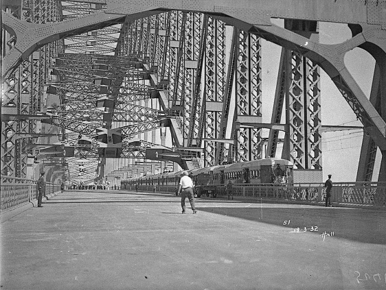 Primul tren pe podul Sydney